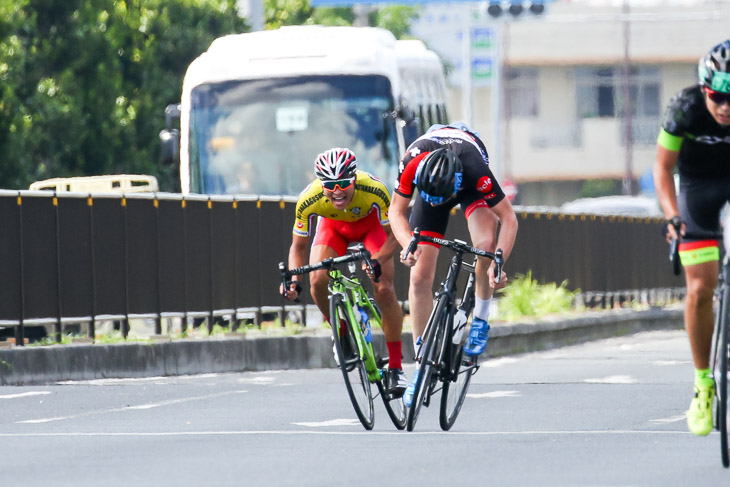 ジュニア国際ロードレース140km　モーリス・トゥーン（ベイビーダンプ）と重満丈（北中城高校）が競り合う