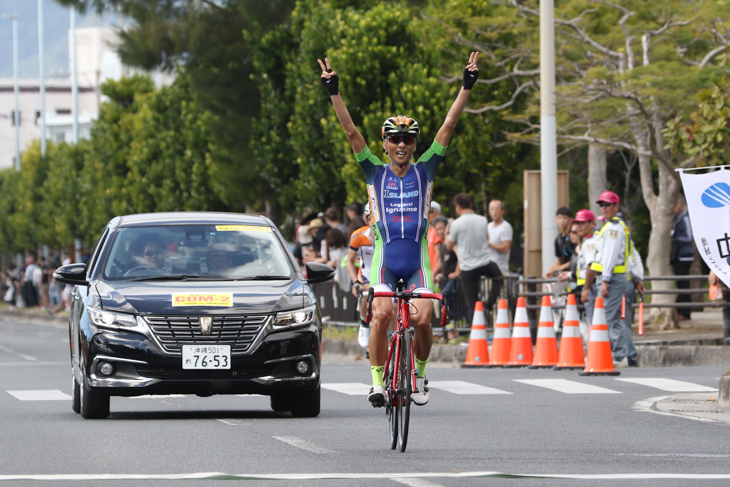 指を4出して4勝をアピールしてフィニッシュする高岡亮寛（イナーメ信濃山形）