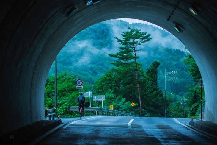 ひたすら雨に祟られたジャパニーズオデッセイ、数多くあるトンネルは、ほんのつかの間ながら雨宿りポイント。抜ければ再び雨が打ち付ける