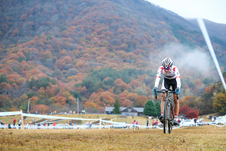 C1　色づいた山々を背にフライオーバーに向かって下る沢田時（ブリヂストンアンカー）