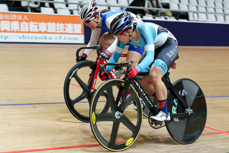 女子オムニアム　テンポ　梶原悠未（筑波大学）と鈴木奈央（JPCU静岡）が競り合う