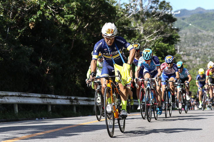 ロードレースは補給を摂ることが前提のスポーツだ（写真はツール・ド・おきなわ2017より）