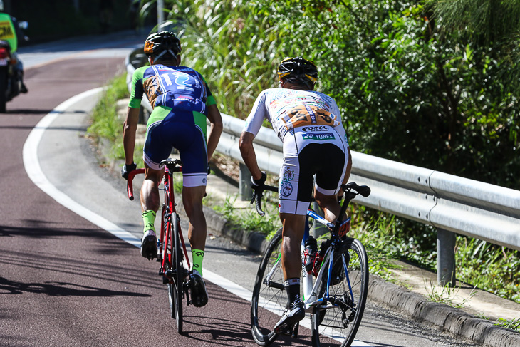 武井享介(チームFORZA)とともに抜け出した高岡亮寛(イナーメ信濃山形)。武井は後ろでハイペースに苦しみだす