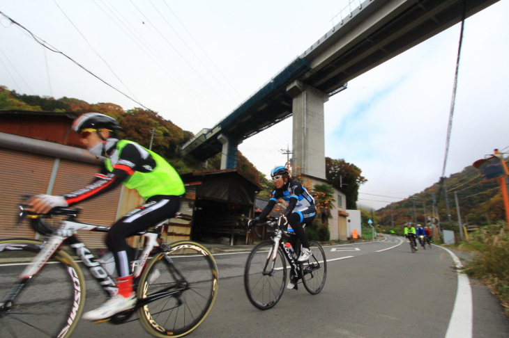 建設中の中部横断道の下を走っていきます