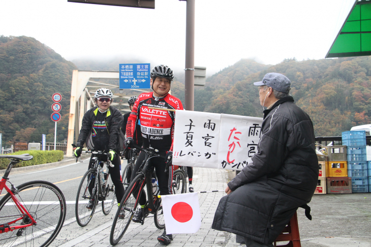 お父さんが沿道で応援中