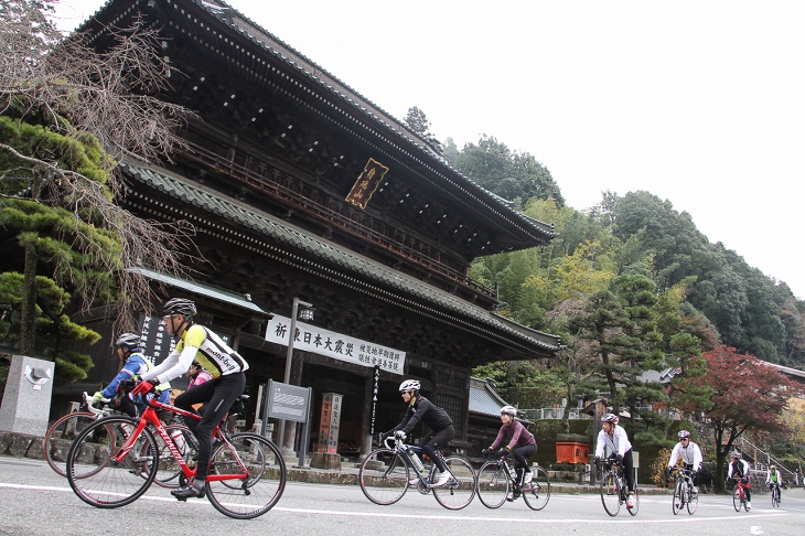 身延山の山門の前を走り抜ける