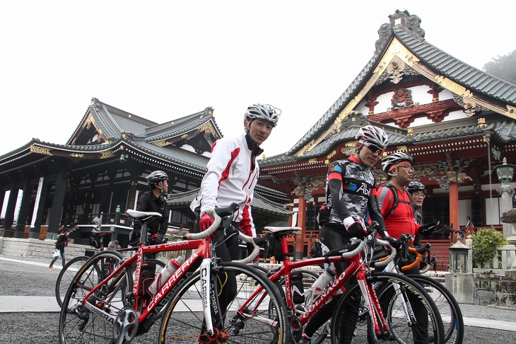 さまざまな建物が並ぶ身延山境内