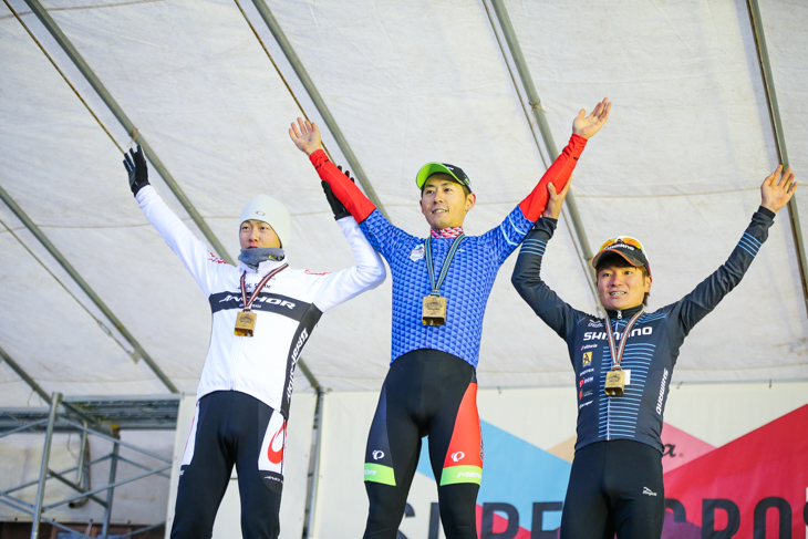 エリート男子表彰台　2位沢田時（ブリヂストンアンカー）、1位小坂光（宇都宮ブリッツェンシクロクロス）、3位横山航太（シマノレーシング）