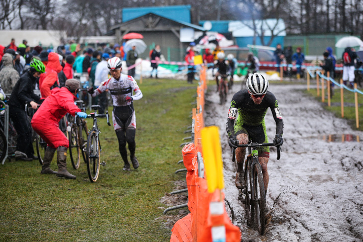 エリート男子　先頭を走るキャメロン・ベアード（Cannondale/Cyclocrossworld.com）と、ピットエリアを抜ける沢田時（ブリヂストンアンカー）