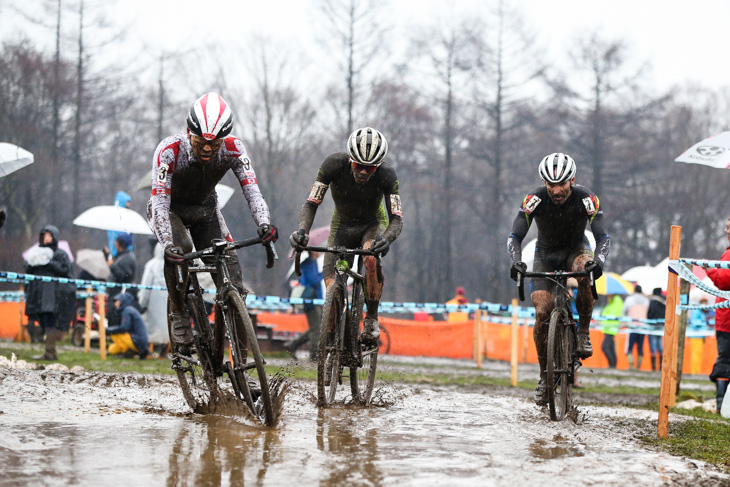 エリート男子　先頭で競り合う沢田時（ブリヂストンアンカー）、キャメロン・ベアード（Cannondale/Cyclocrossworld.com）、ケヴィン・ブラッドフォード（SET/Coaching.com）