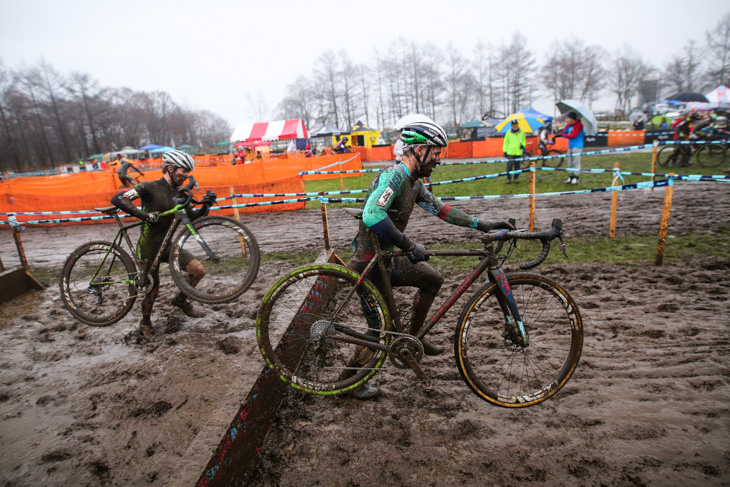 エリート男子　沢田とブラッドフォードを追うギャリー・ミルバーン（Speedvagen MAAP）とキャメロン・ベアード（Cannondale/Cyclocrossworld.com）