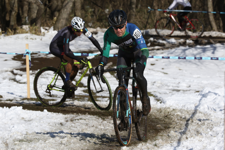 ジェフ・カーティス（SPEEDVAGEN MAAP）を伊澤一嘉（Tonic CX Team Japan）が追う