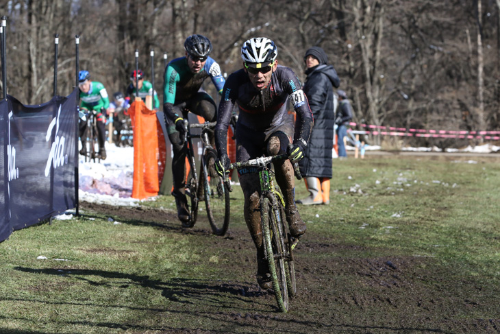 ジェフ・カーティス（SPEEDVAGEN MAAP）を抜きゴールに飛び込む伊澤一嘉（Tonic CX Team Japan）