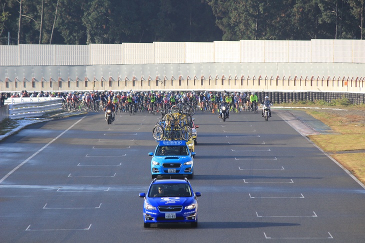 先導車が一列になってストレートへ戻ってくる