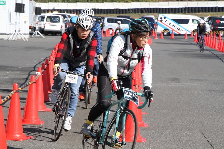 試乗を楽しむ参加者たち