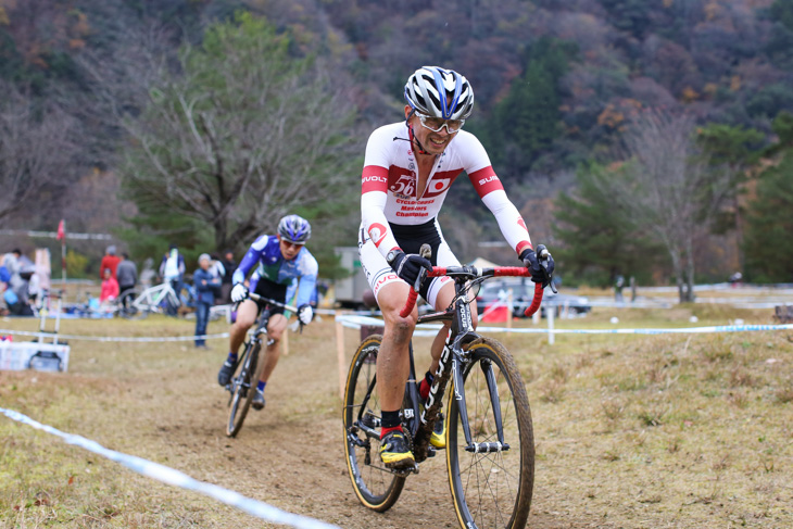 CM1　國分圭二（Mt.HASE321）を抜いて先頭に立つ羽鳥和重（cycleclub3UP）