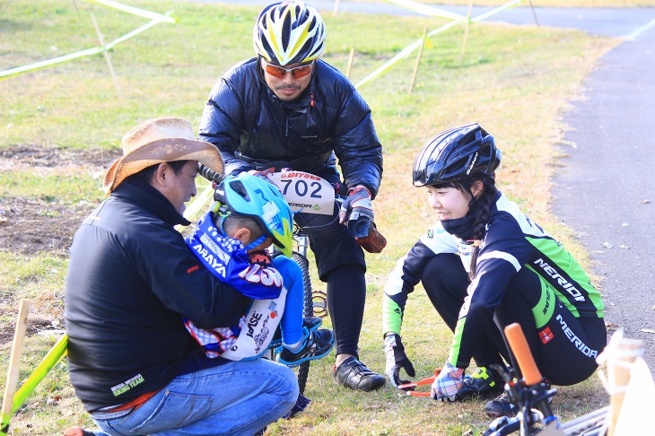 落車してしまった子を慰めるサポートライダーたち