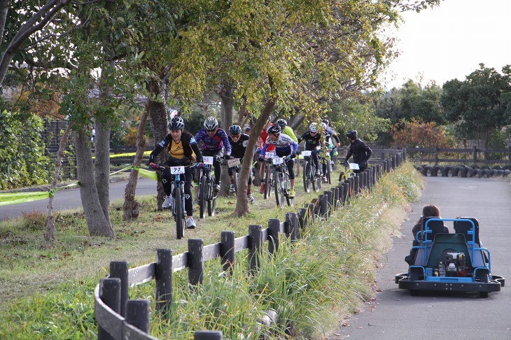 ゴーカートコースすぐ横を走るMTBの集団