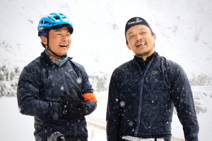 今回の案内役を務めてくれた、Above Bike Storeのオーナーである須崎真也さん（右）と、サイクルハウスミカミの三上和志さん（左）