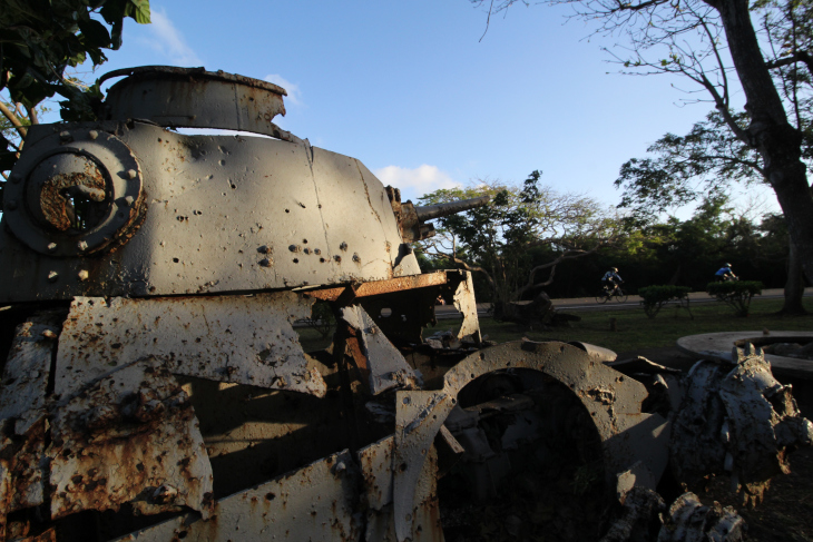 ラストコマンドポストに佇む朽ちた戦車の脇を駆け抜けていく