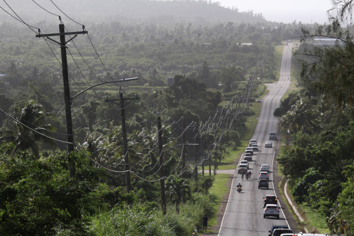 直線が長いのはアメリカの道路らしい。脇には南国らしい植栽が植えられている