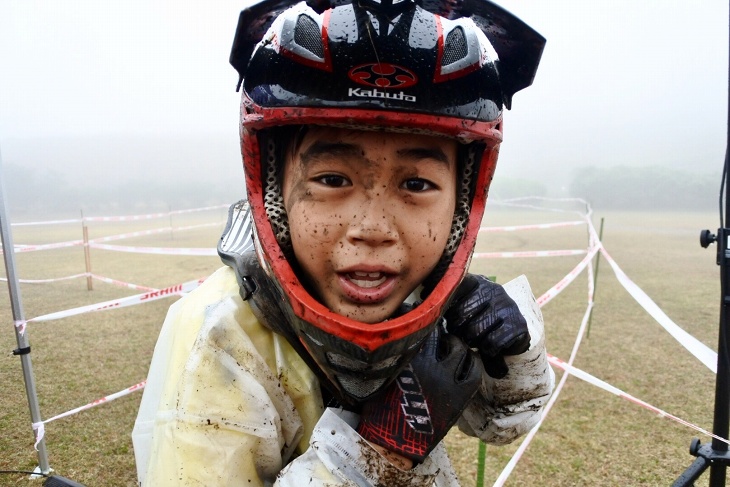 雨の中試走を繰り返す吉無田キッズ・山本一晴選手（takebow-tune Gravity republic／よしむたMTBクラブ）の顔は泥だらけ、でも楽しそう！