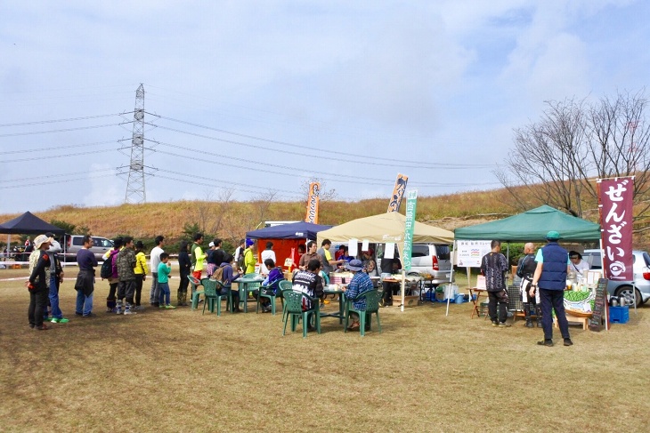 地元のお店など３つの飲食ブースが出展し、ライダーや観客のお腹を満たした