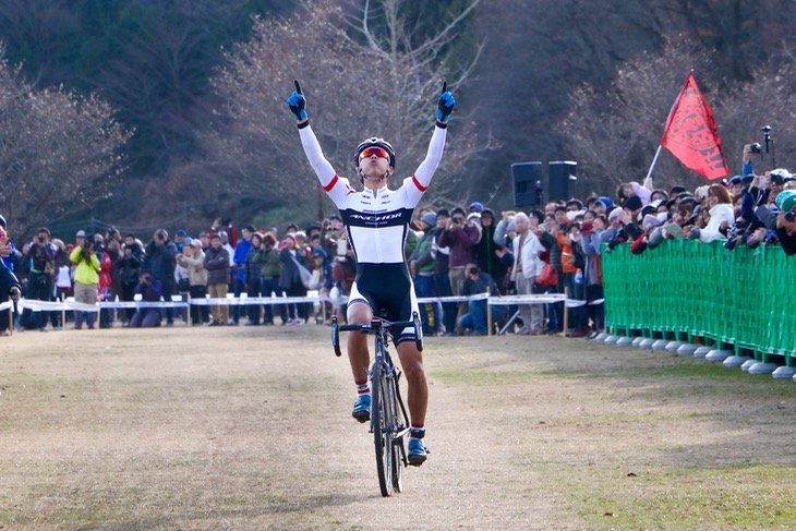 初のエリートカテゴリー優勝を遂げた沢田時（BRIDGESTONE ANCHOR）