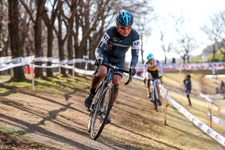 U23　1周目半ばで先頭に立った横山航太（シマノレーシング）