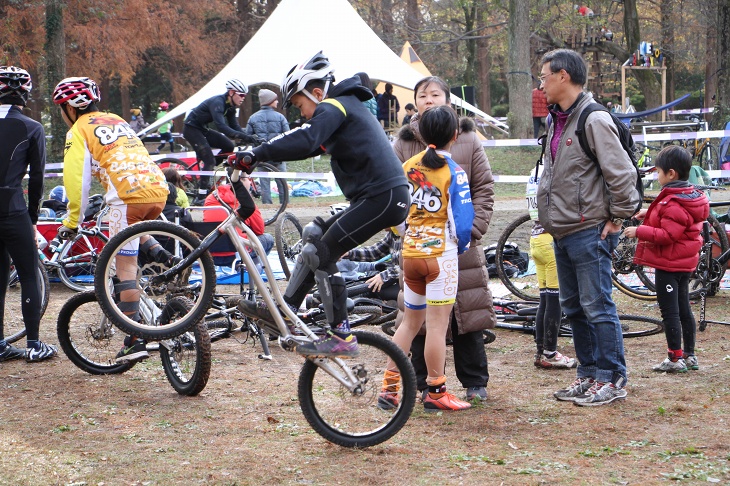 トライアルバイクに乗る子供も