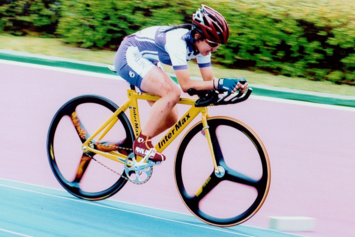 2005年、平塚競輪場で開催された関東高等学校自転車競技大会トラック競技を走る針谷千紗子