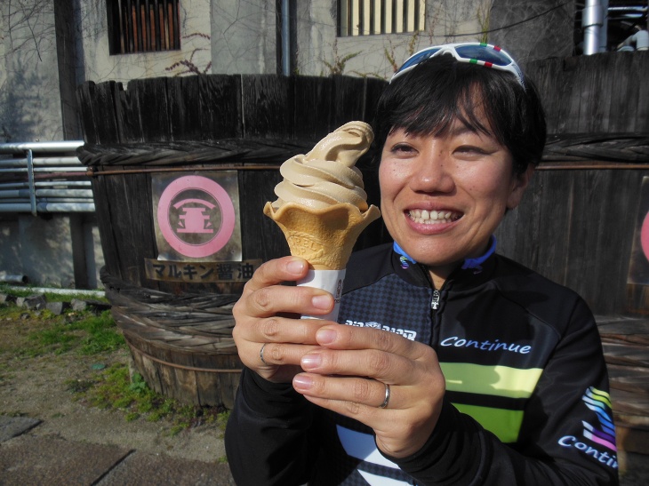 マルキン醤油記念館前の売店で食べられる醤油ソフト、みたらしのたれを思わせる甘塩っぱさがクセになる