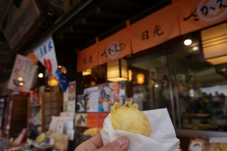 東武日光駅前で日光名物ゆばまんじゅうをゲット