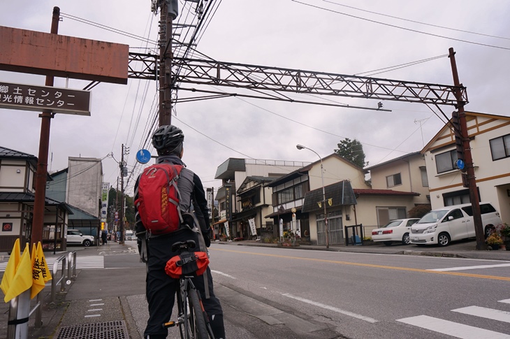 道路をまたぐ架線柱が！