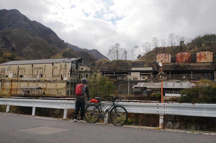 異様な雰囲気の錆びついた廃工場