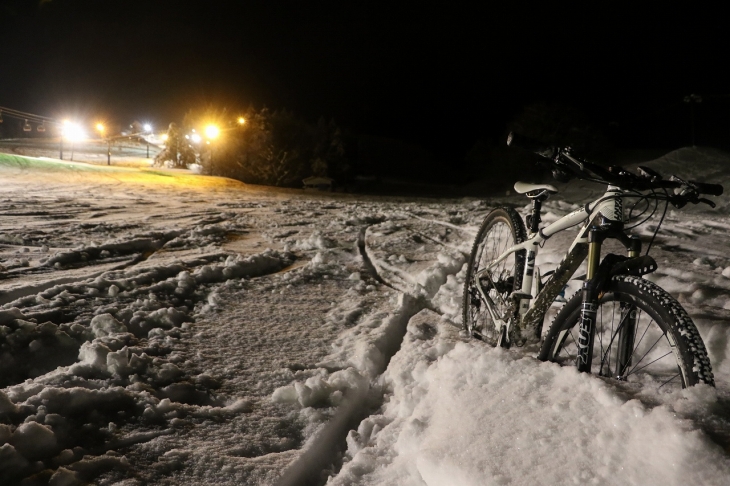 非圧雪路面にトライし、一瞬で刺さる