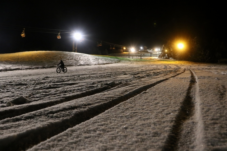 ライトアップされたゲレンデを自転車が走る様は幻想的