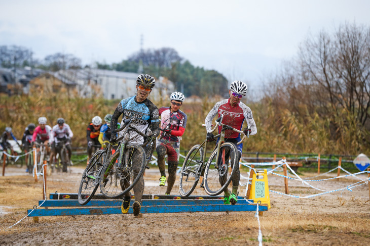 C1　先頭でステップをクリアする中原義貴（ringoroad）と竹之内悠（Toyo Frame）