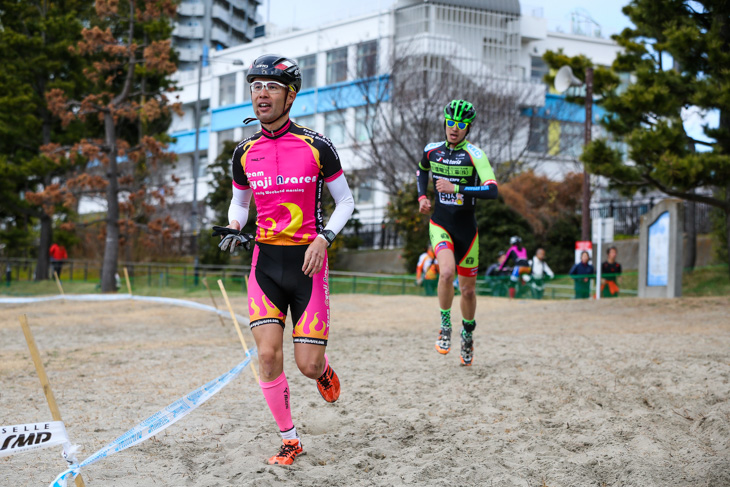 サンドスイッチエンデューロ　先頭争いを繰り広げる砂おぶらおとSNEL CYCLOCROSS TEAM