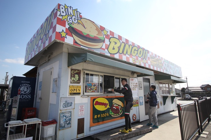 観光客だけでなく地元民にも人気のビンゴバーガー