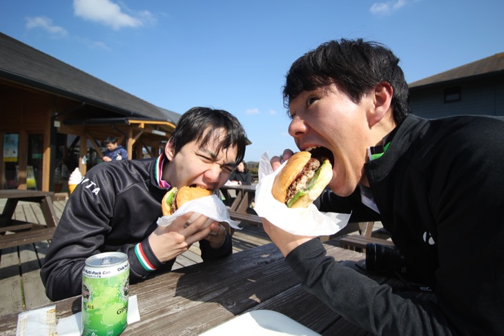 待ちに待ったお昼ご飯、ビックサイズのハンバーガーに食らいつく