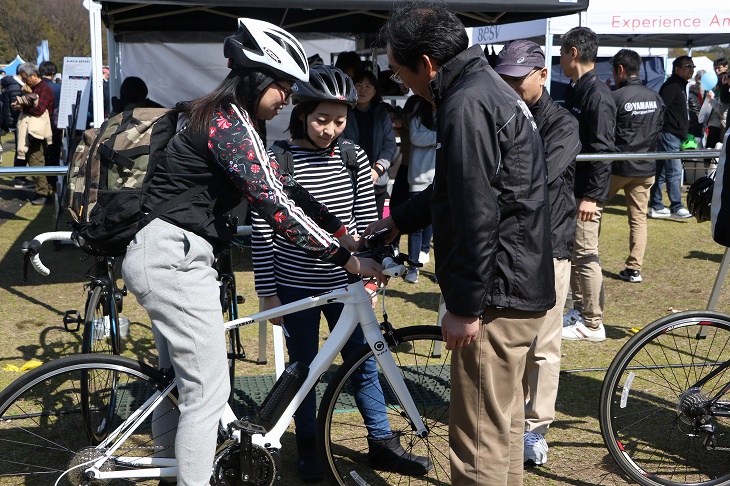 ヤマハの電動スポーツバイクYPJ-Cについて説明を受ける