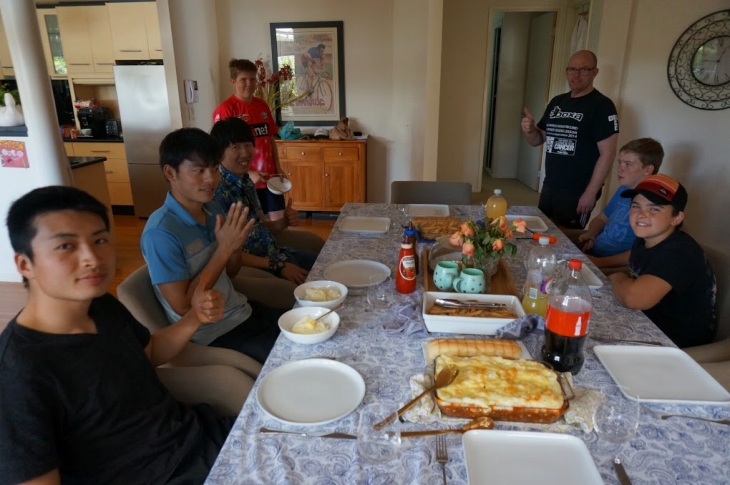 ホームステイ先での昼食。この日は橋本のホームステイ先に集まった。