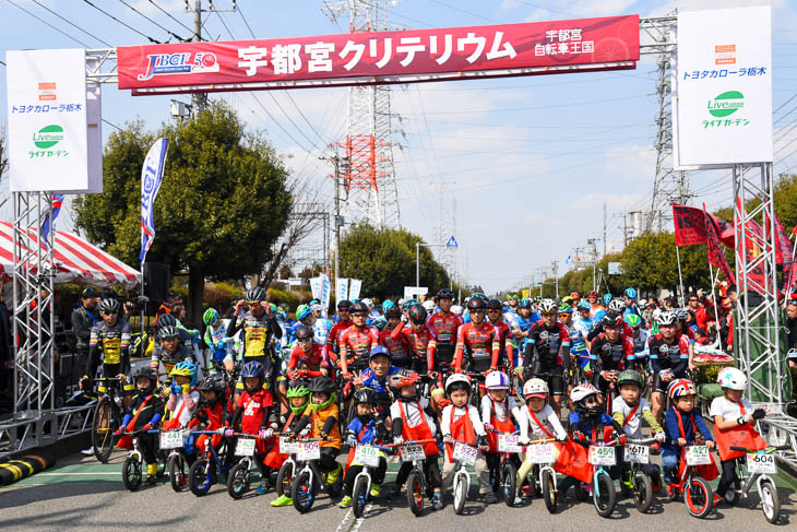 スタートラインに並んだP1選手と、ストライダーレースを走った子供達、安田大サーカス団長とで記念撮影