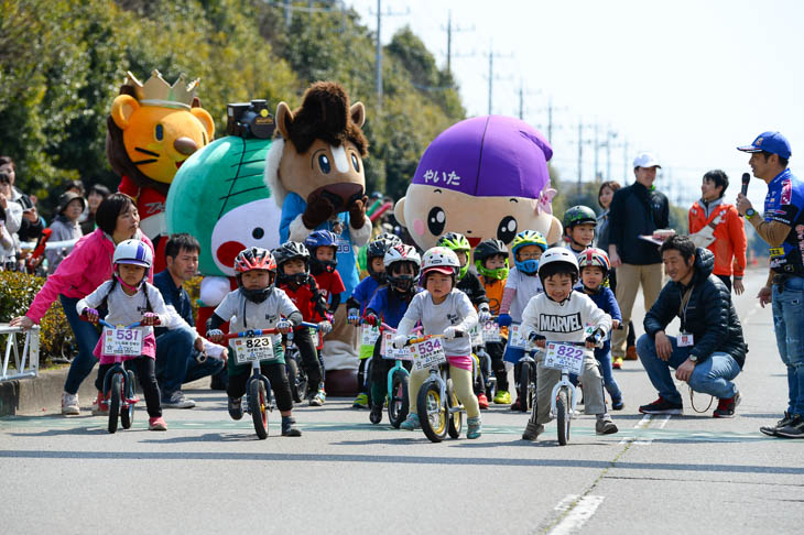 ゆるキャラが見守る中、ストライダーレースを走る子供達