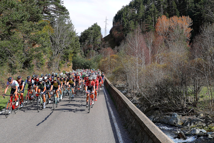 BMCレーシングやトレック・セガフレードを先頭に山岳地帯に向かう