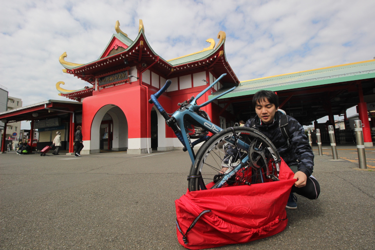 人通りが少ない場所に移動し、輪行袋から自転車を取り出す。平日は人通りが少ないため、輪行サイクリングを行いやすい