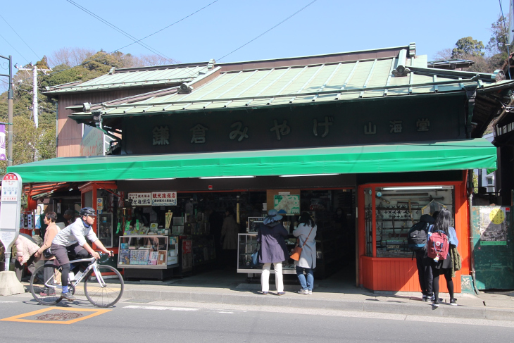 江ノ島電鉄・長谷駅から大仏の高徳院までは土産屋が立ち並ぶ