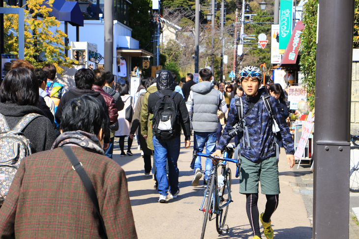 小町通りは観光客で人通りが多い