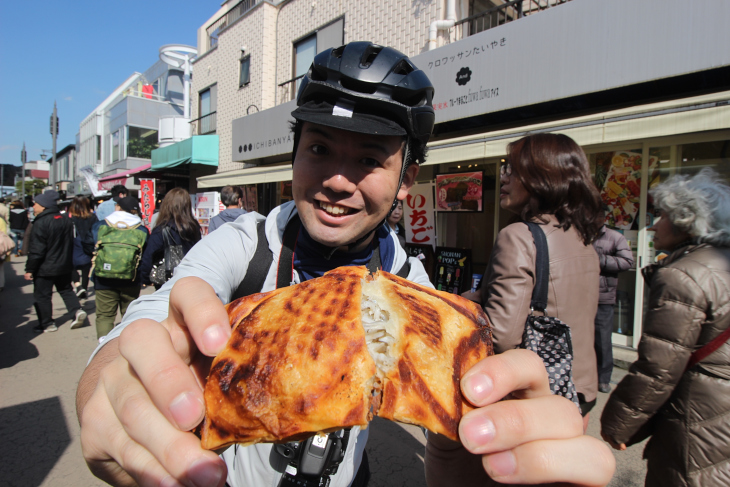 クロワッサンたい焼き（しらす）を食べ歩きスタイルで頂くことに